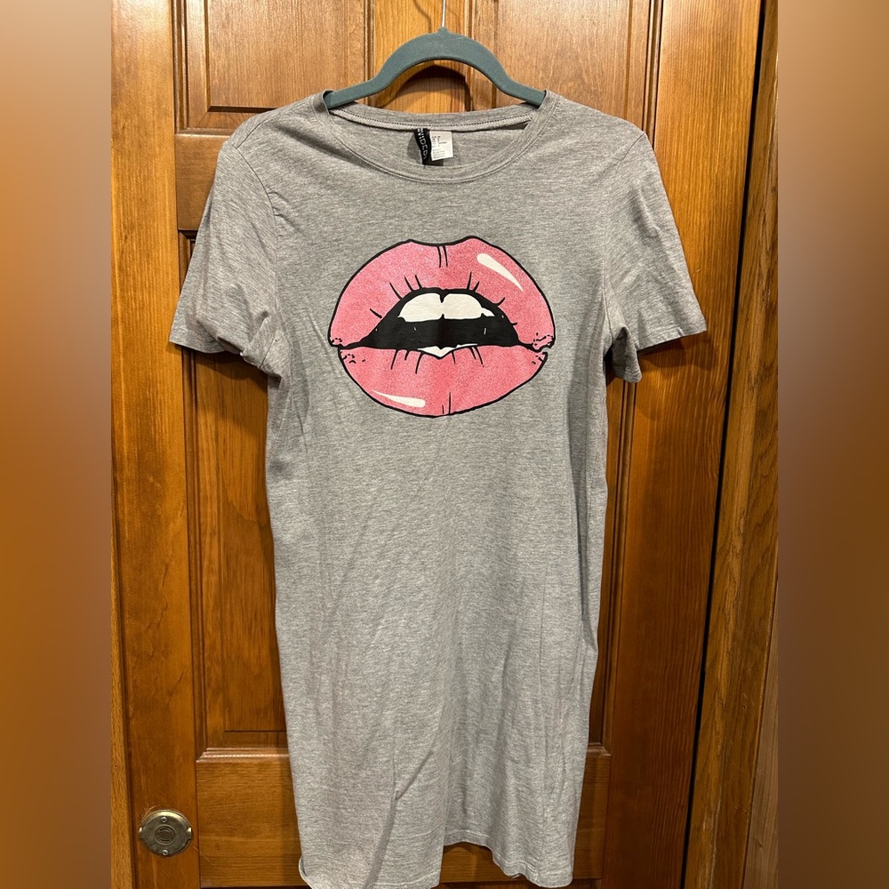 H&M pink lips , grey dress